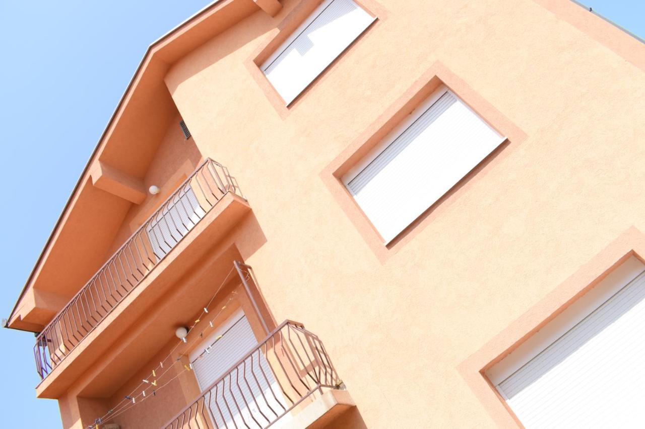 Apartments Holiday Враня Екстериор снимка