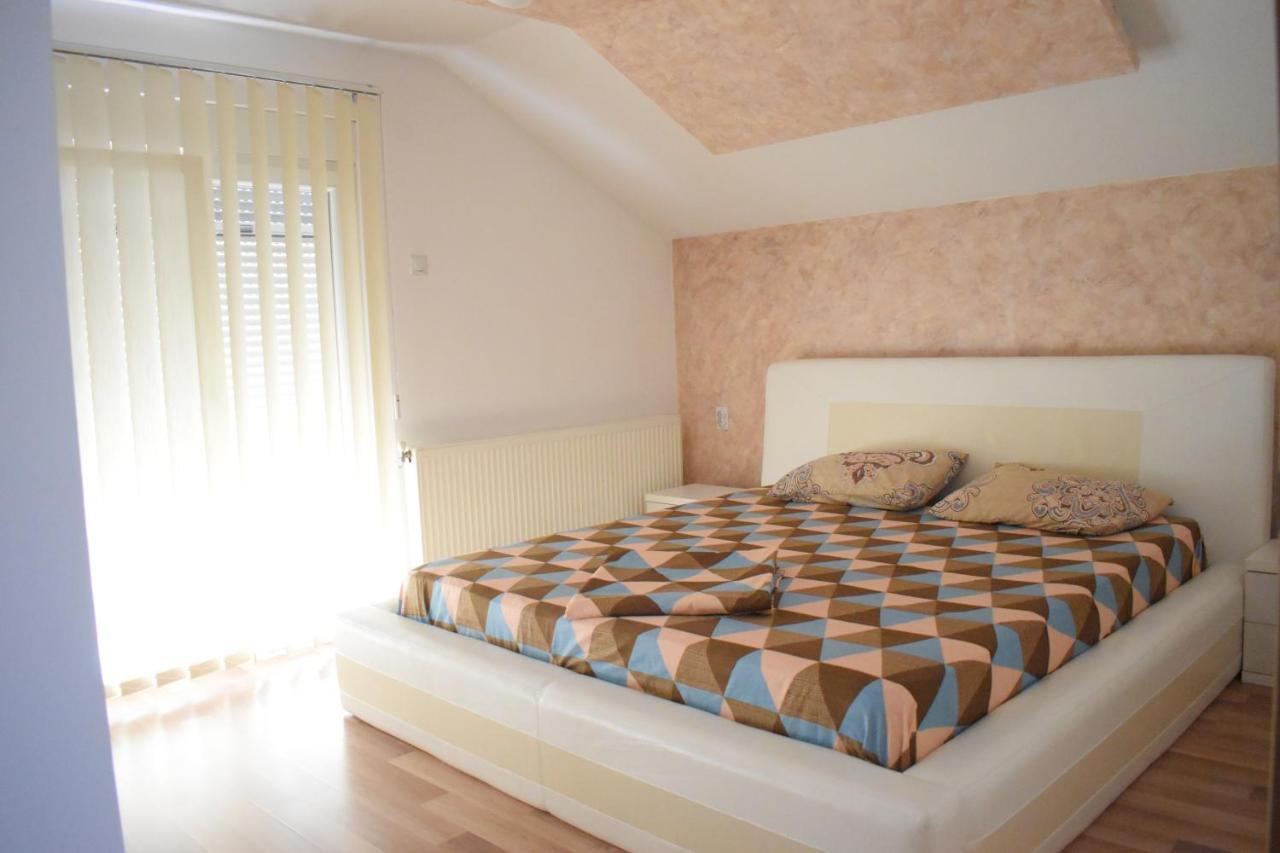 Apartments Holiday Враня Екстериор снимка