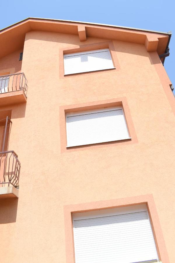 Apartments Holiday Враня Екстериор снимка