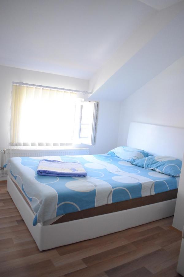Apartments Holiday Враня Екстериор снимка