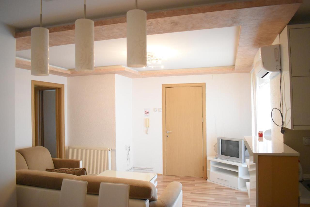 Apartments Holiday Враня Екстериор снимка