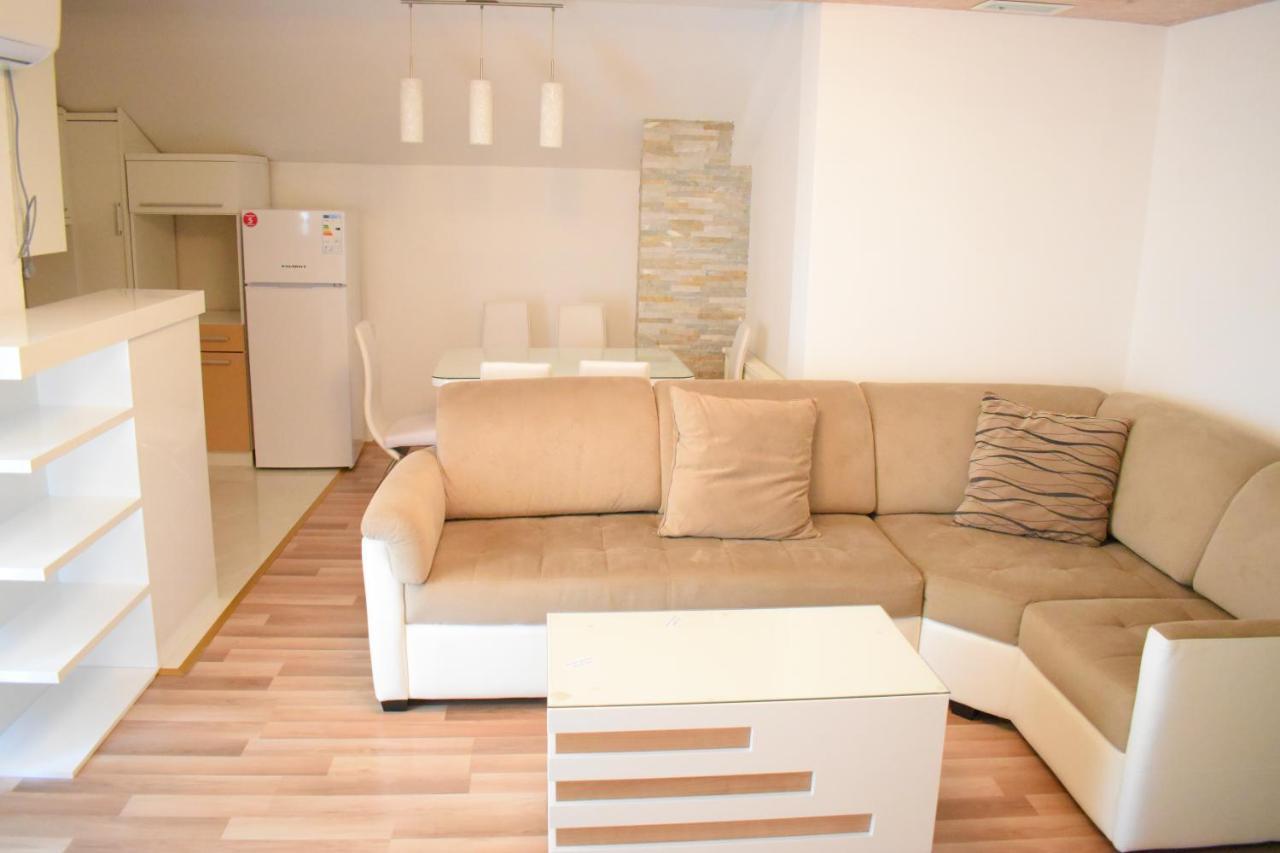 Apartments Holiday Враня Екстериор снимка