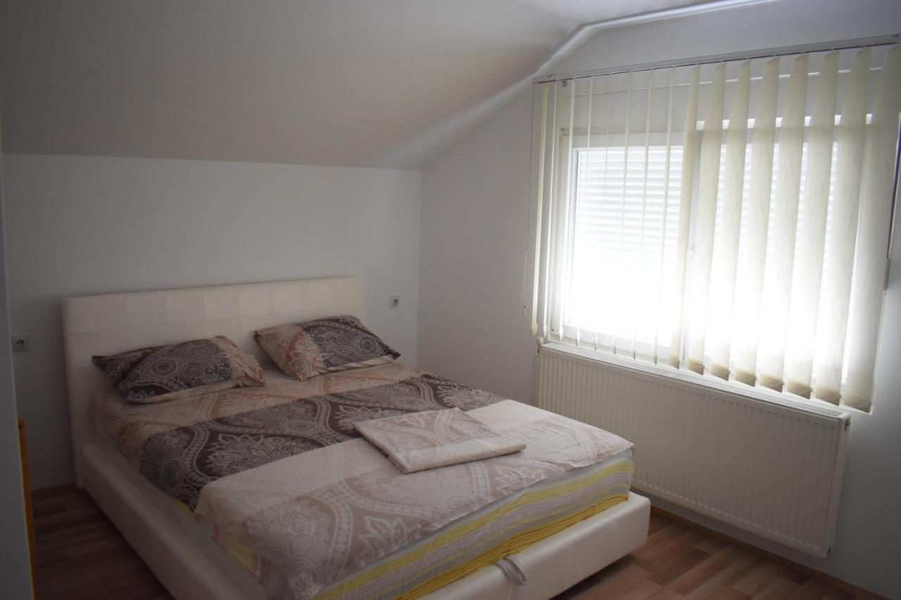 Apartments Holiday Враня Екстериор снимка