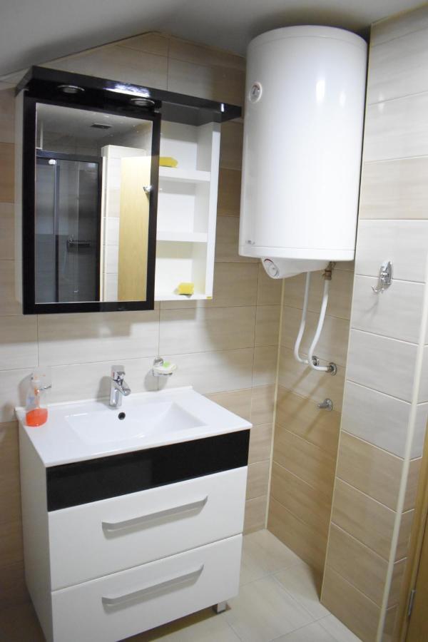 Apartments Holiday Враня Екстериор снимка