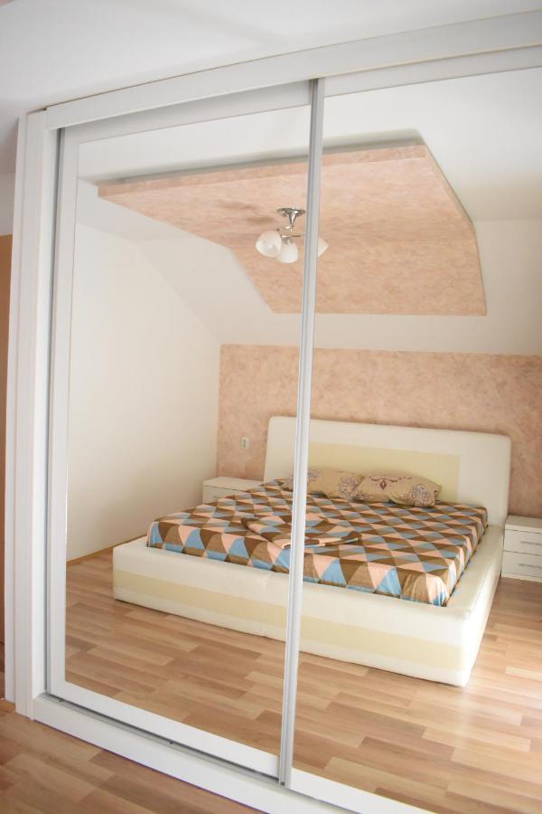 Apartments Holiday Враня Екстериор снимка