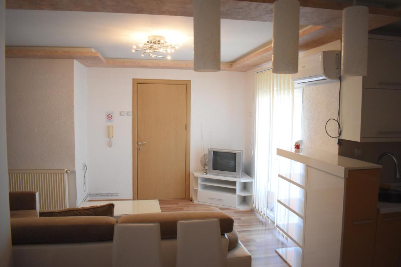 Apartments Holiday Враня Екстериор снимка