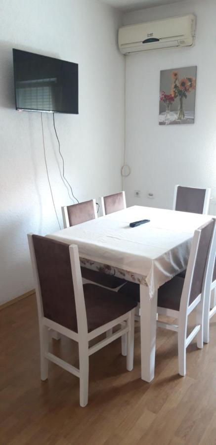 Apartments Holiday Враня Екстериор снимка
