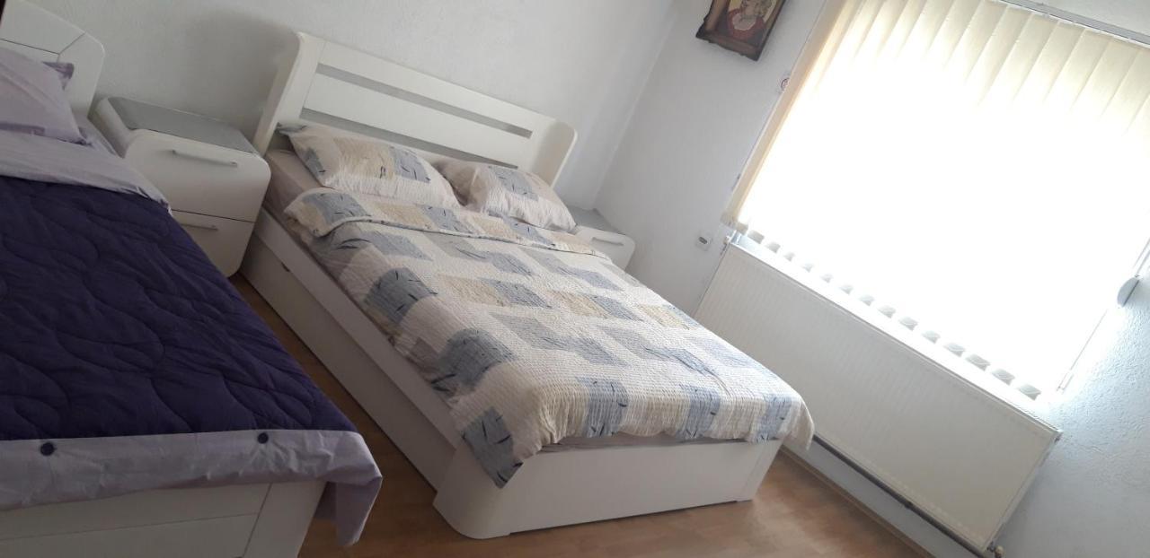 Apartments Holiday Враня Екстериор снимка