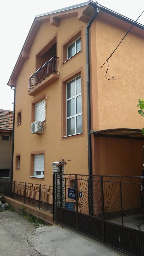 Apartments Holiday Враня Екстериор снимка