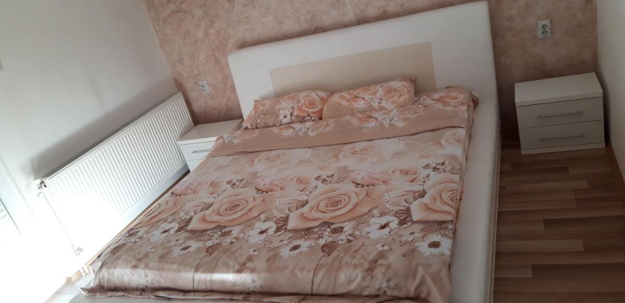 Apartments Holiday Враня Екстериор снимка
