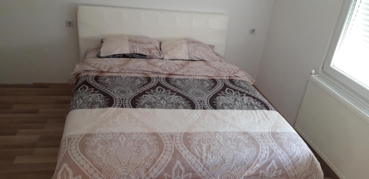 Apartments Holiday Враня Екстериор снимка